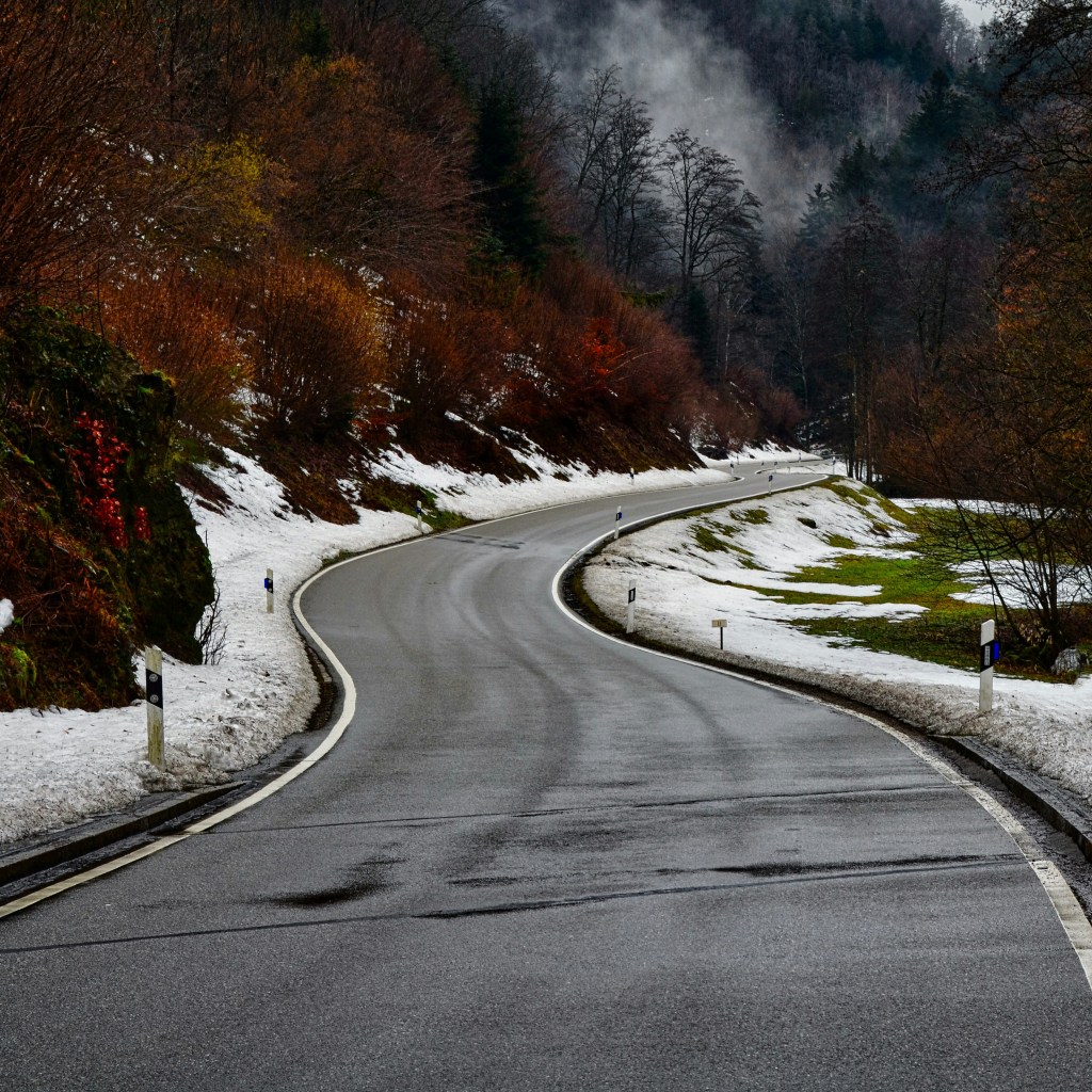 秋雪山路蜿蜒景色照片