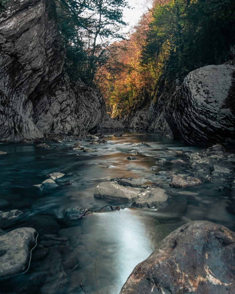 溪流穿石峡谷秋景照片