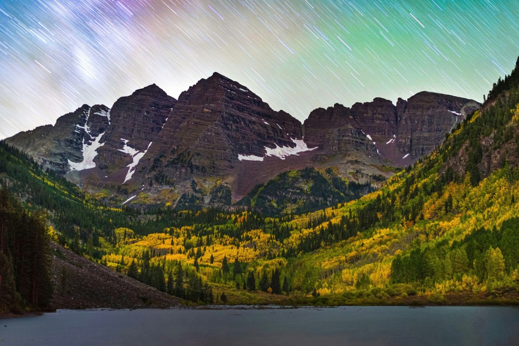 星空下的山湖秋景照片