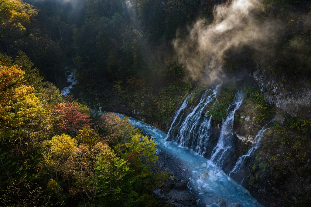 秋日山林瀑布美景照片