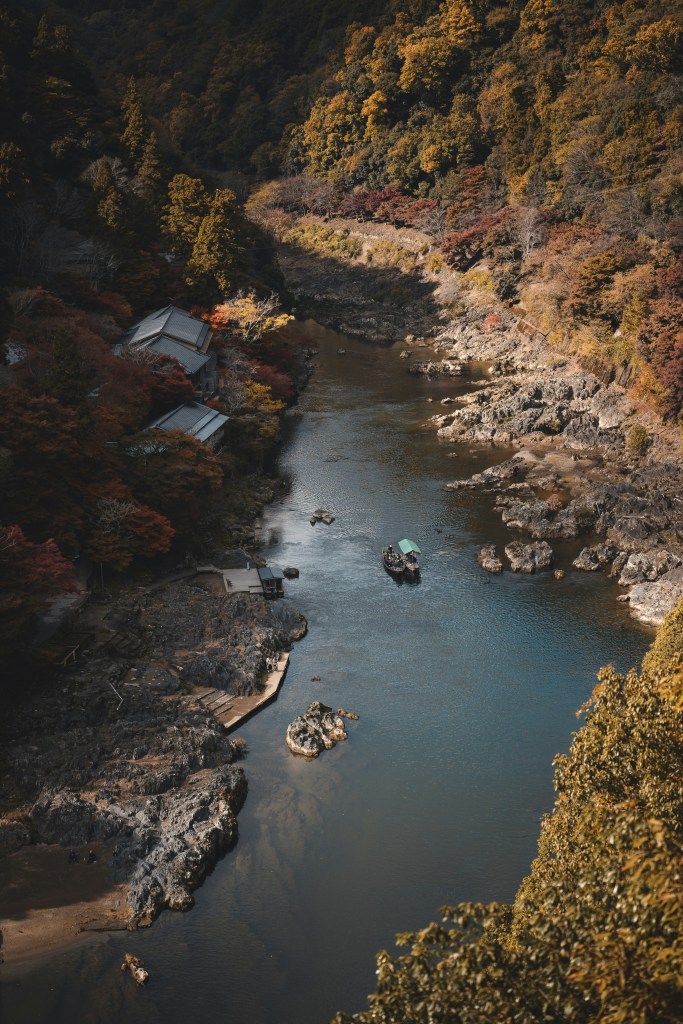 秋日山谷河流与古朴建筑照片