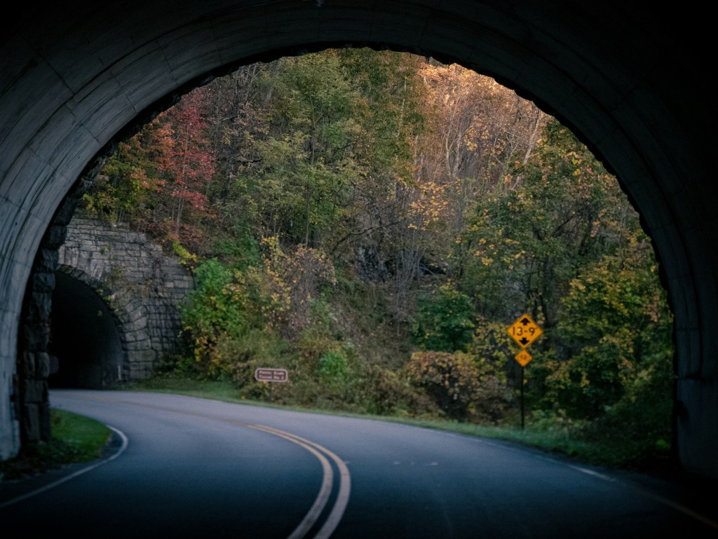 隧道口秋景公路照片