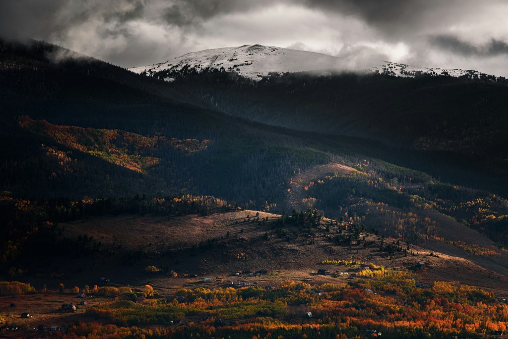 雪山秋林村落风光