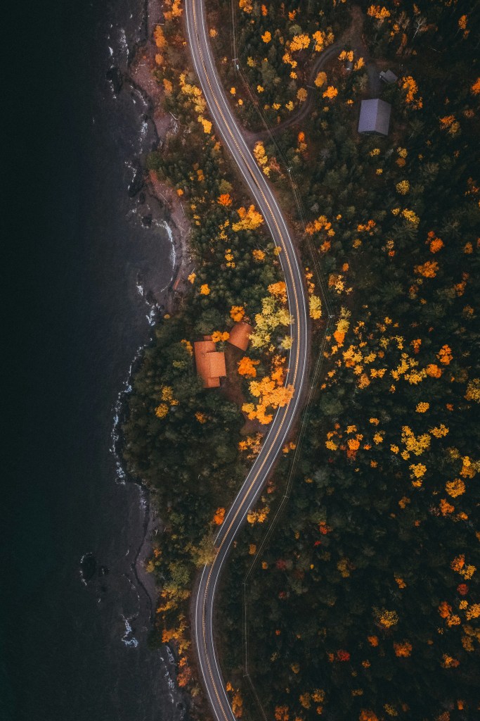 海岸秋景航拍公路蜿蜒