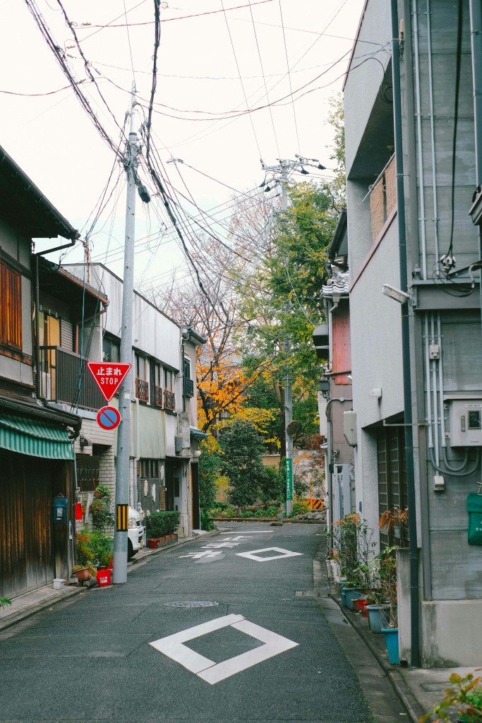 日本街道秋景小巷照片