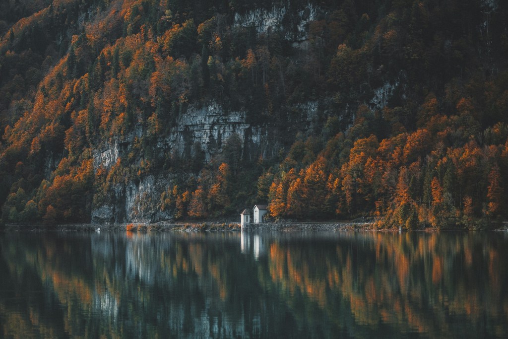 秋日山湖倒影静谧美景