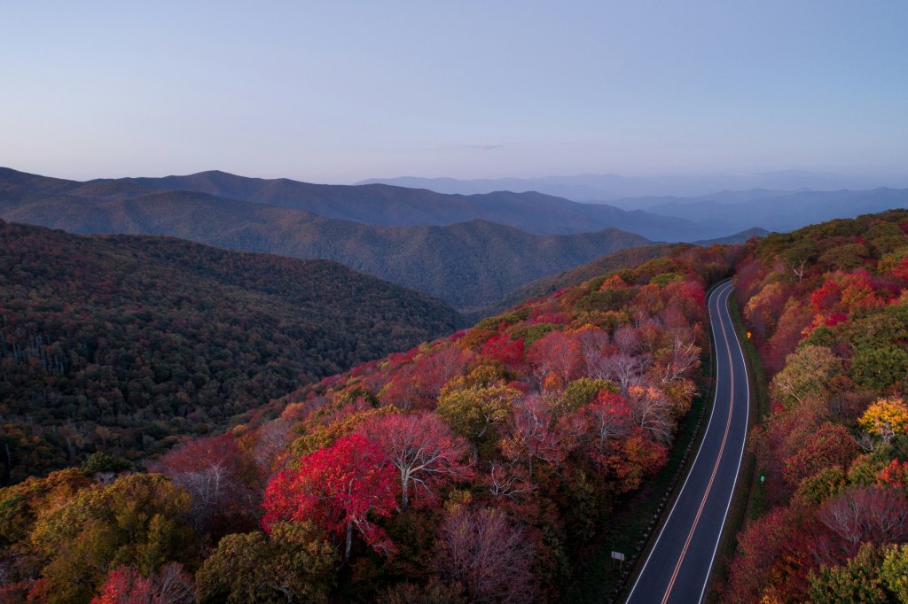 秋日山间公路色彩斑斓