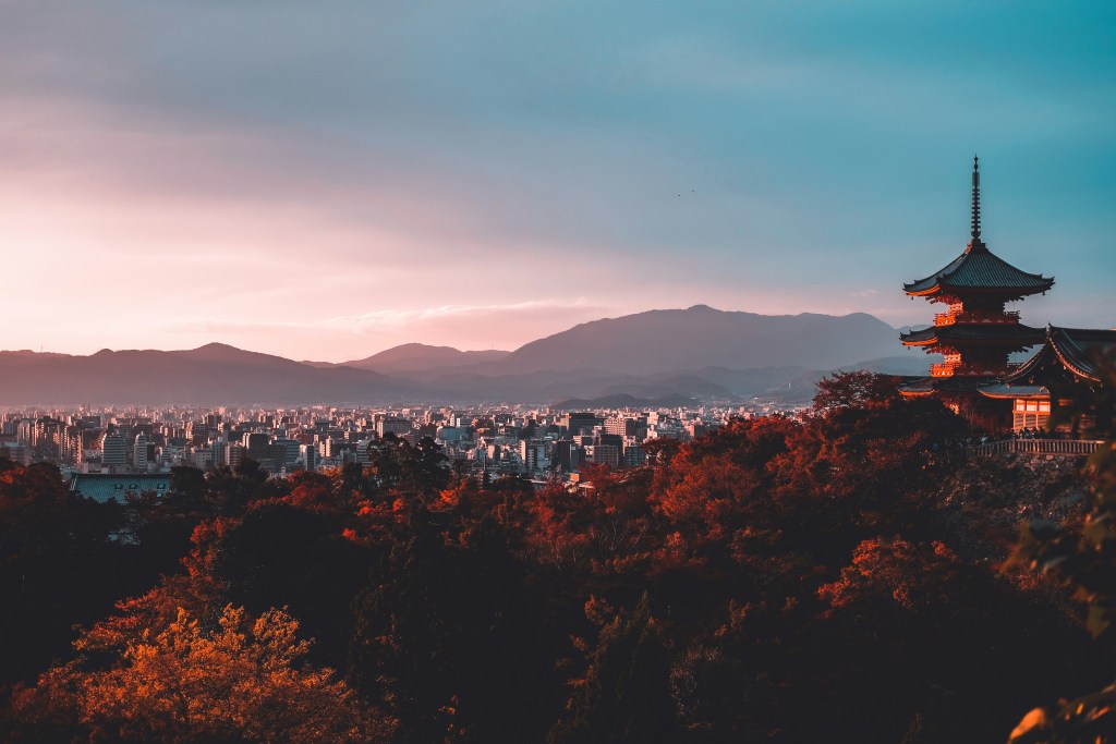 古塔映衬城市秋景