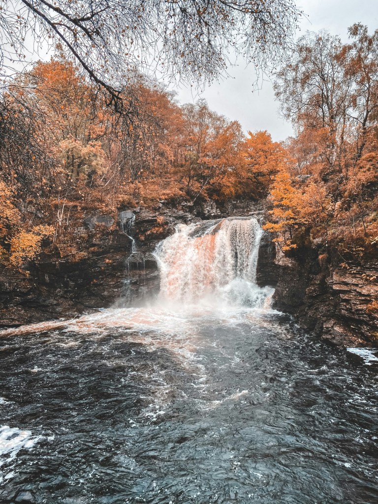秋日瀑布林间美景