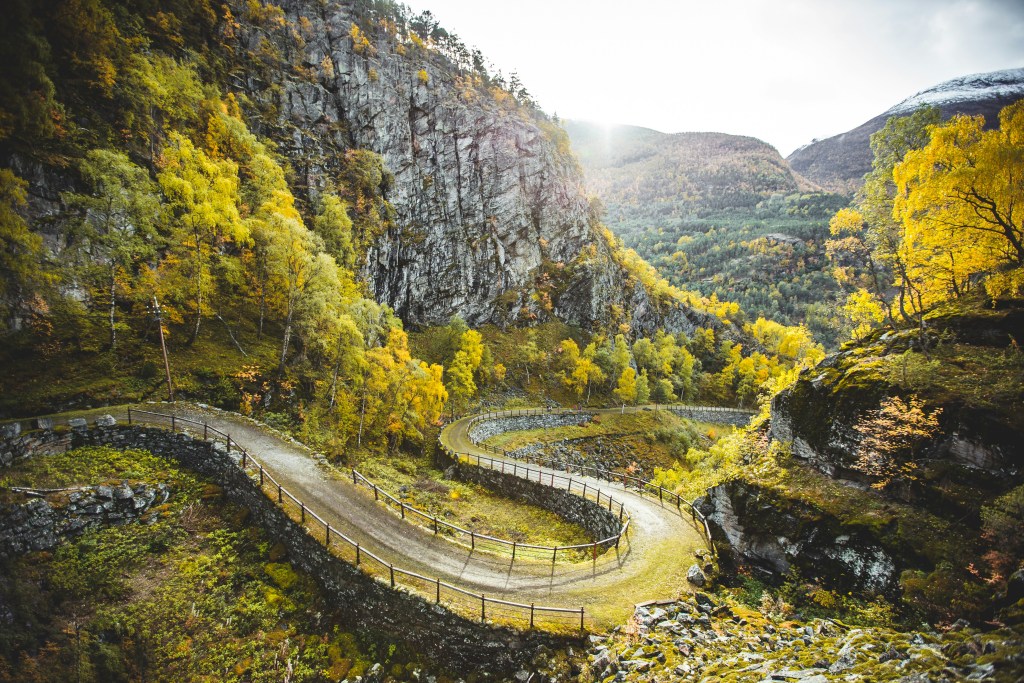 秋日山间蜿蜒公路景色