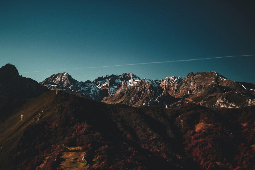雪山山脉秋景风光