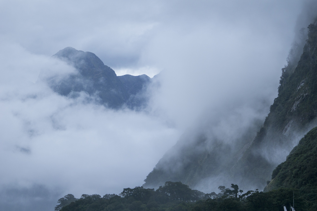 迷雾湖泊山水风景画图片