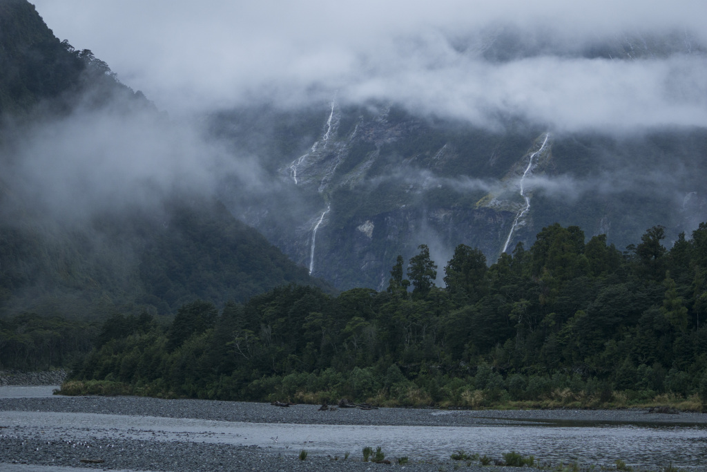 迷雾湖泊山水风景画图片