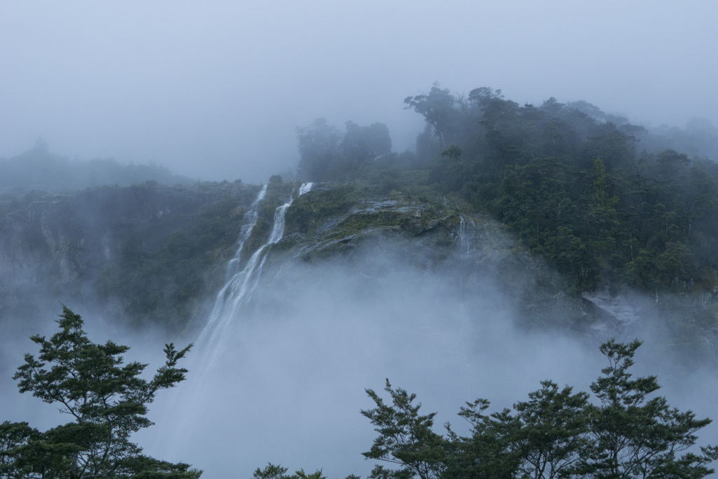 迷雾湖泊山水风景画图片
