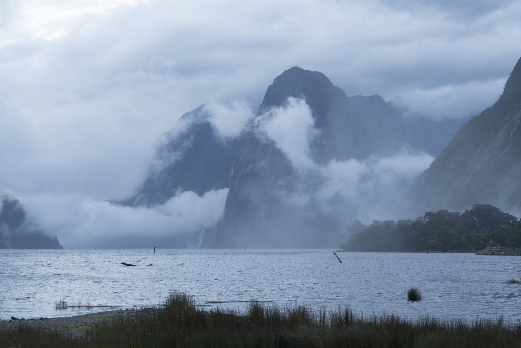 迷雾湖泊山水风景画图片