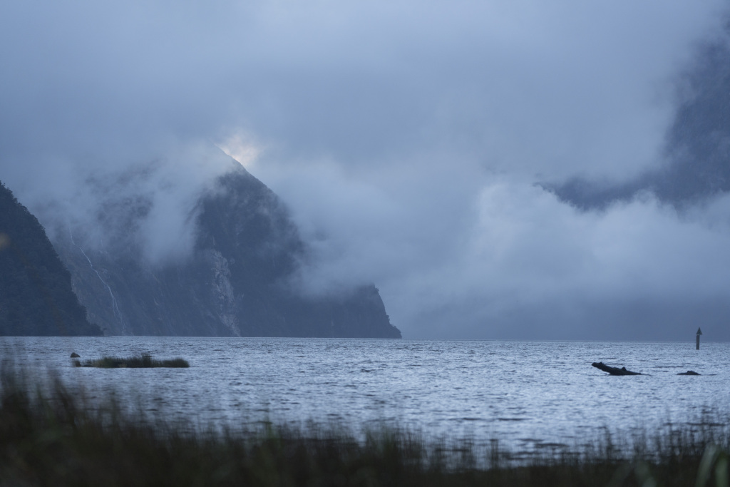 迷雾湖泊山水风景画图片