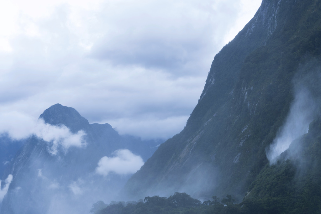 迷雾湖泊山水风景画图片