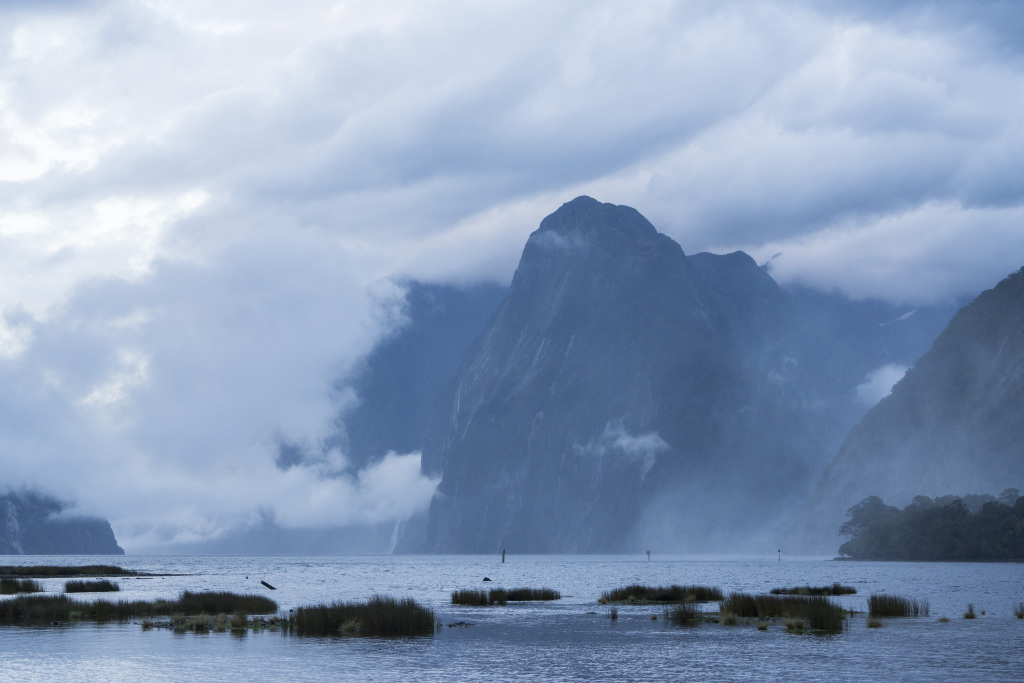 迷雾山峦山水风景画图片