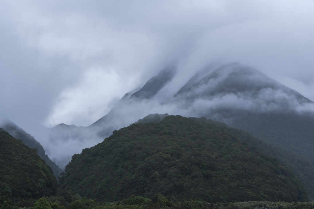 迷雾山峦山水风景画图片