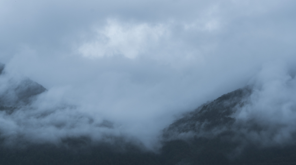 迷雾山峦山水风景画图片