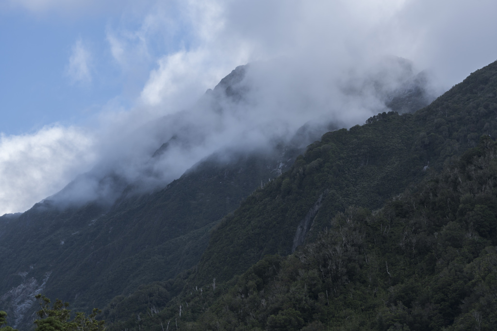 迷雾山峦山水风景画图片