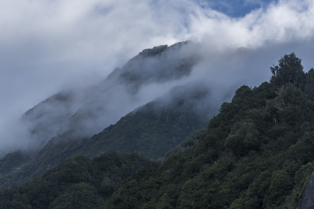 迷雾山峦山水风景画图片