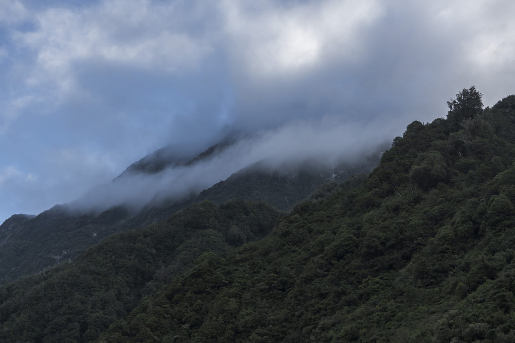 迷雾山峦山水风景画图片