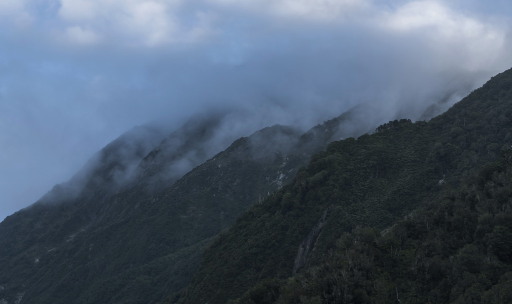 迷雾山峦山水风景画图片