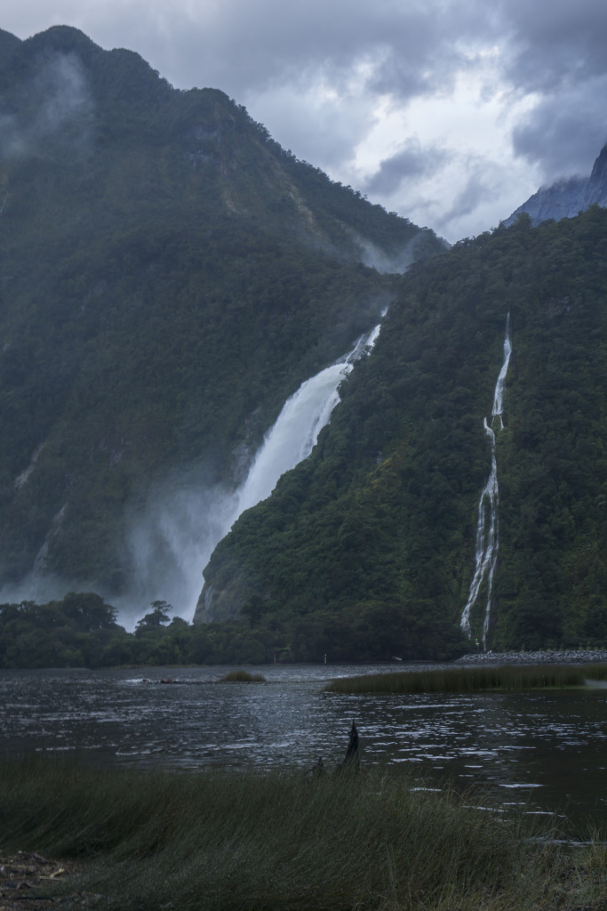 迷雾山峦山水风景画图片