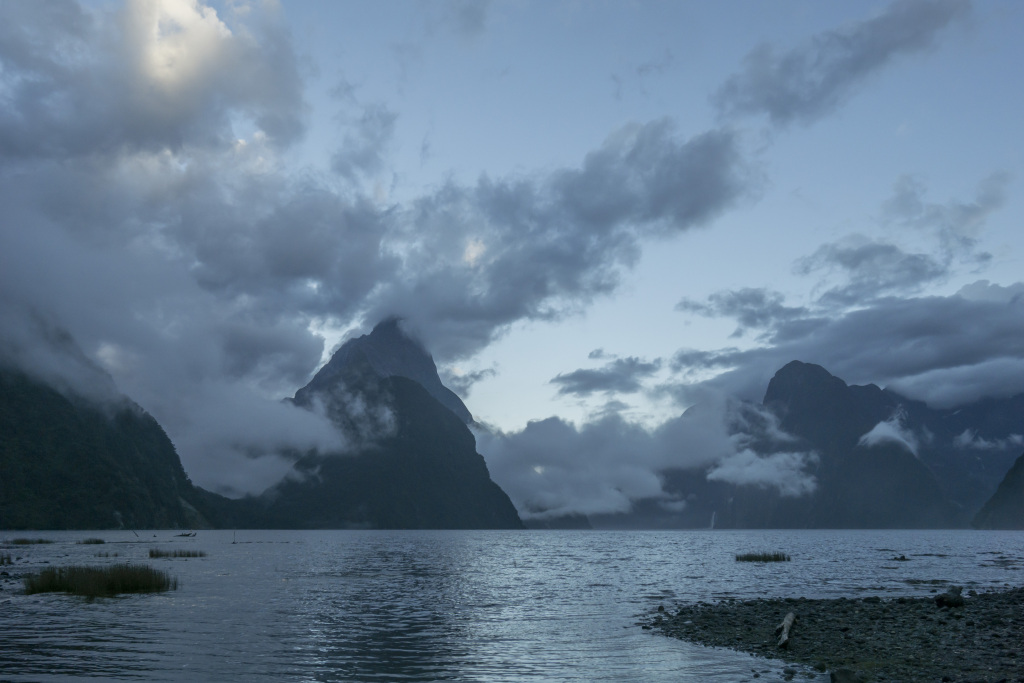 迷雾山水风景画图片