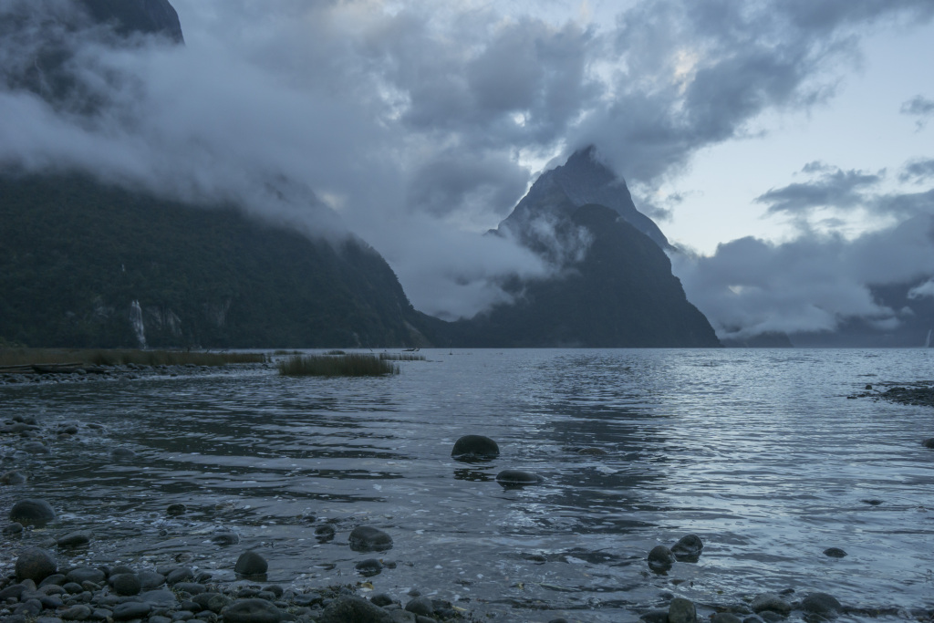 迷雾山水风景画图片