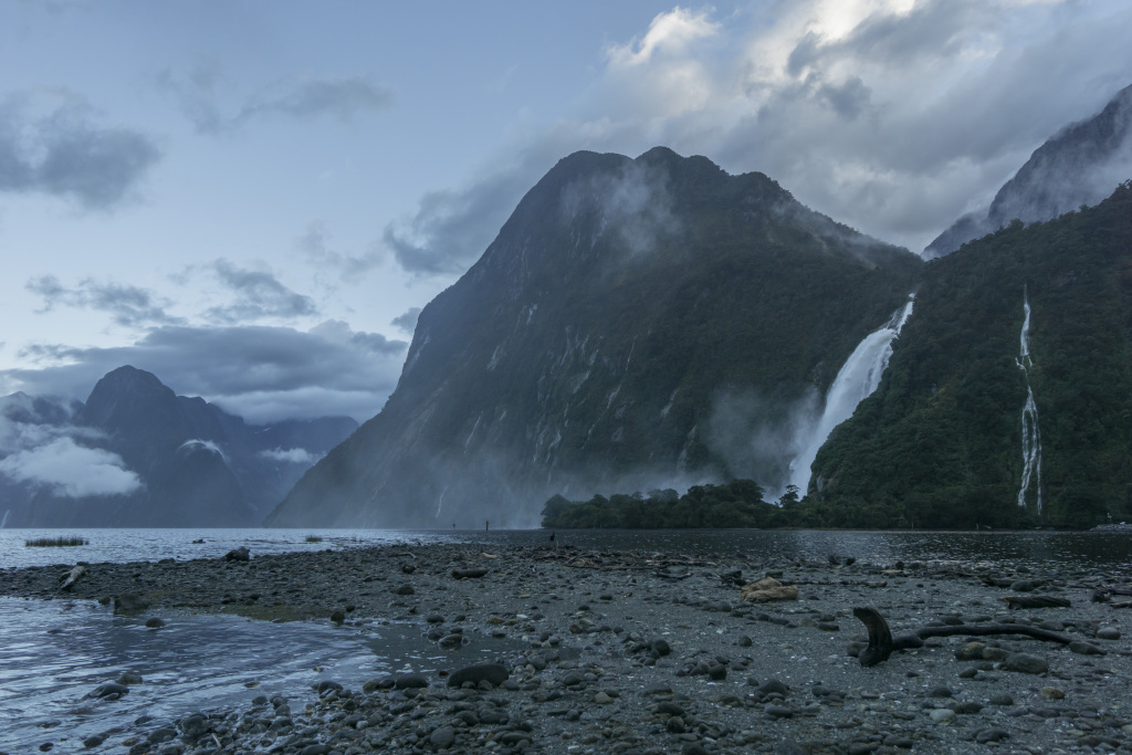 迷雾山水风景画图片