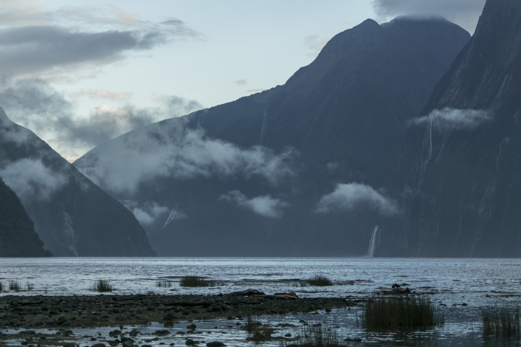 迷雾山水风景画图片