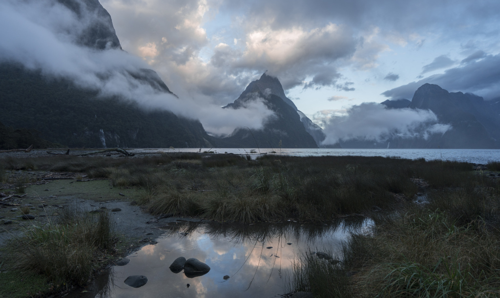 迷雾山水风景画图片