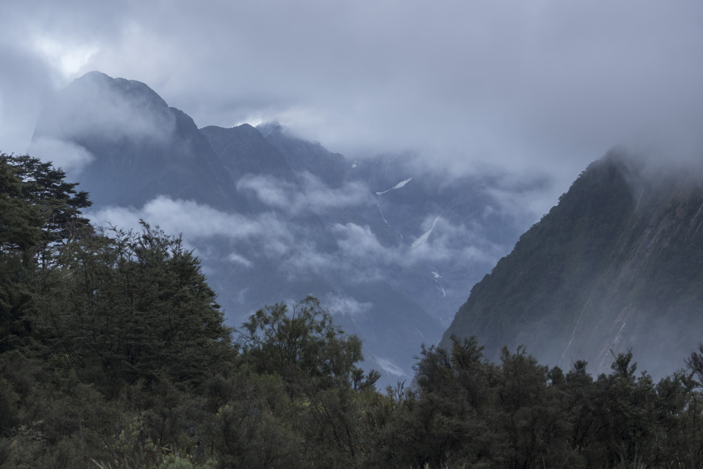 迷雾湖泊山林风景画
