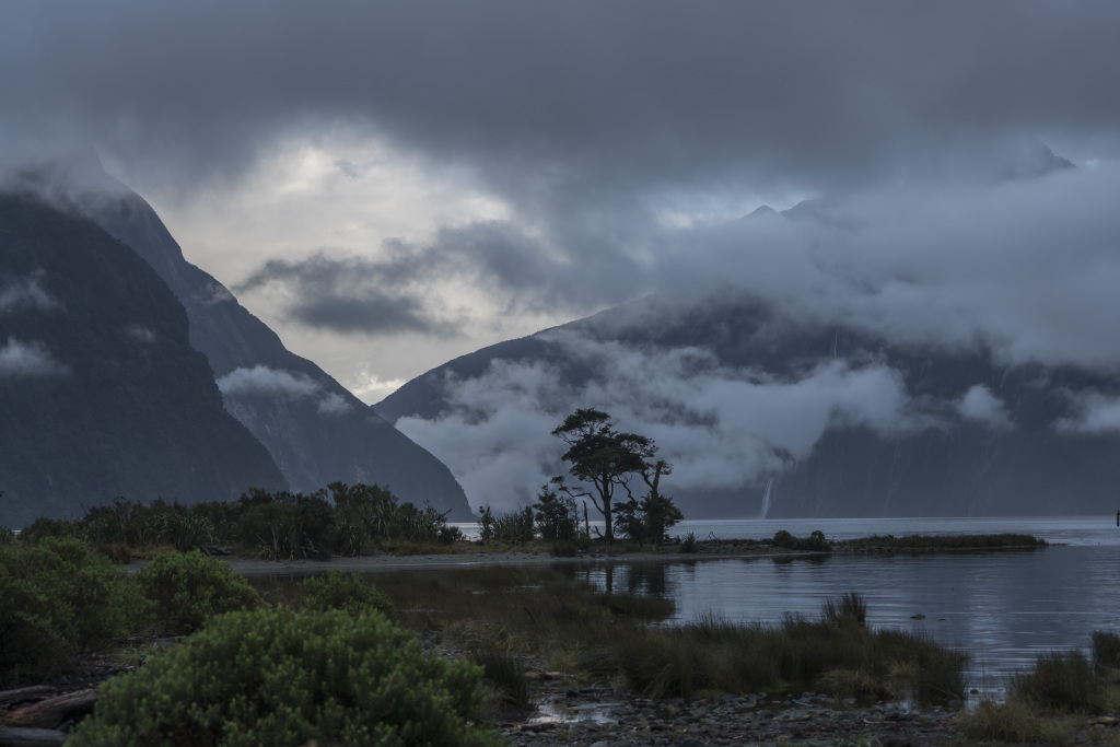 迷雾湖泊山林风景画