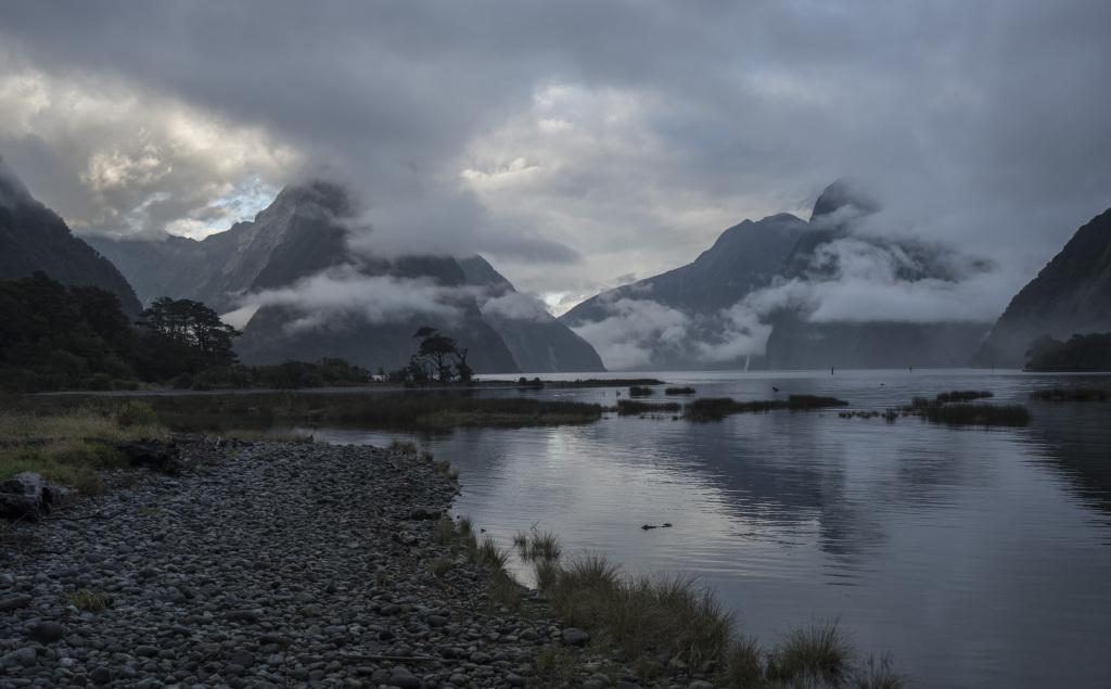 迷雾湖泊山林风景画