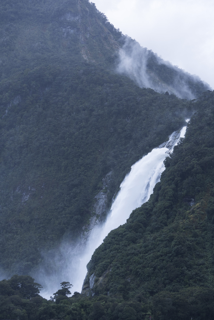 迷雾山水湖泊风景画图片