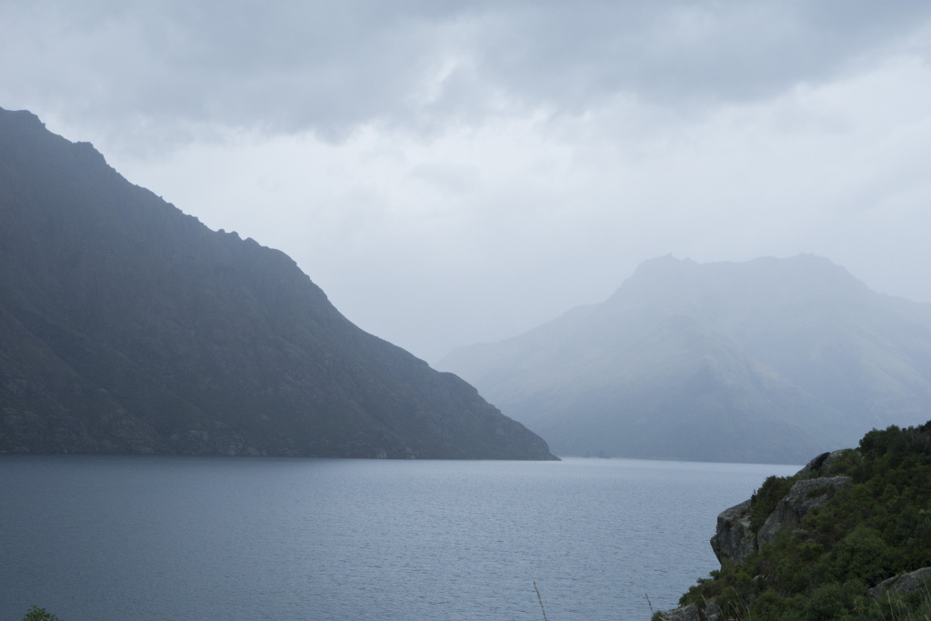 迷雾山水湖泊风景画图片