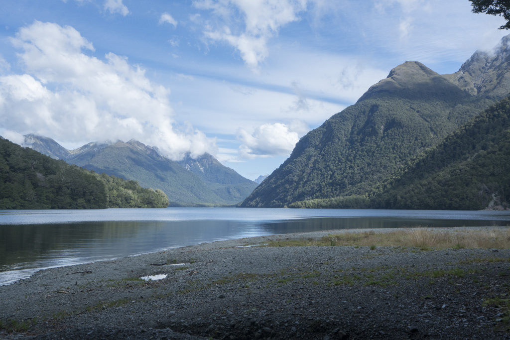 迷雾湖泊山峦美景