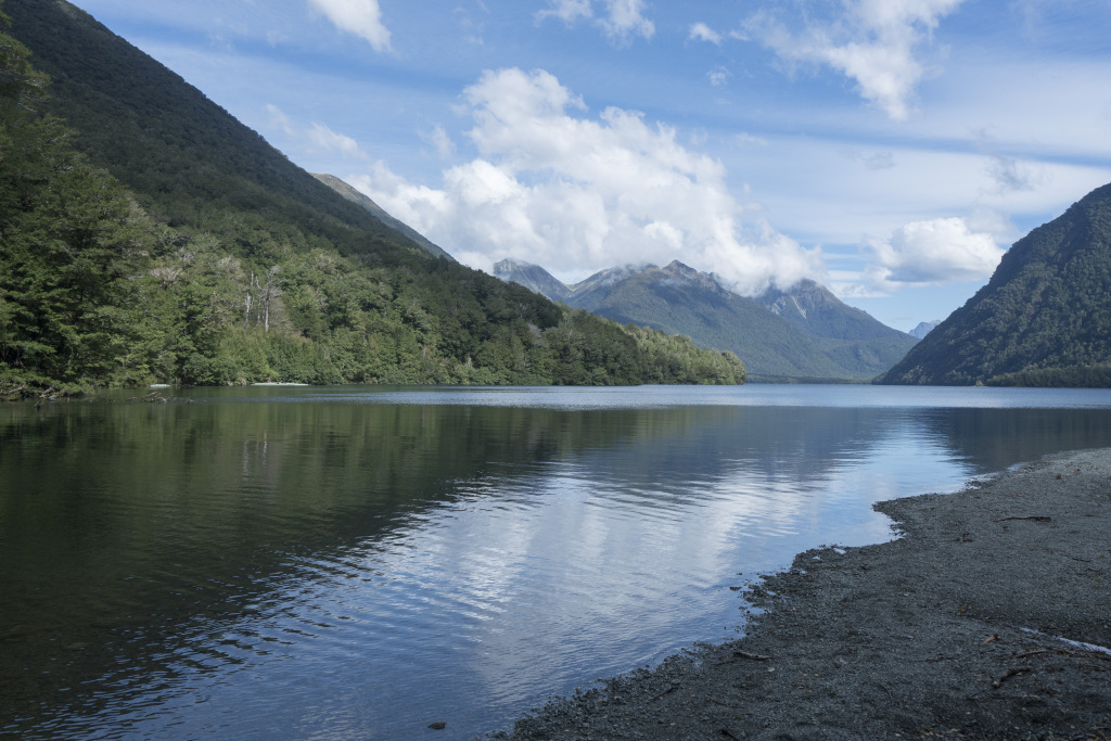山水湖泊迷雾风景画