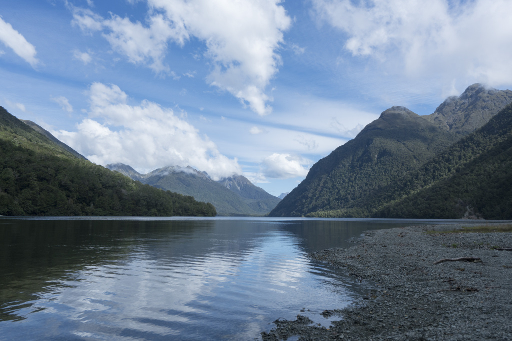 山水湖泊迷雾风景画