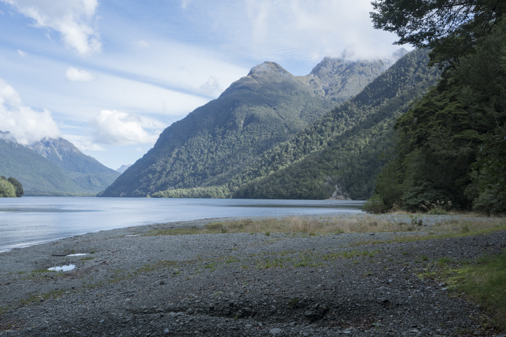 山水湖泊迷雾风景画
