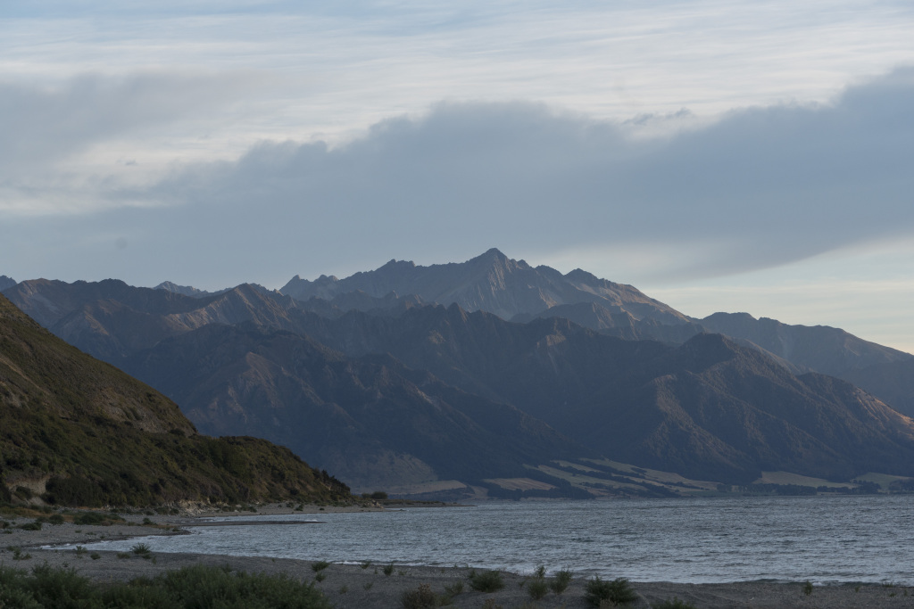 山水湖泊迷雾风景画