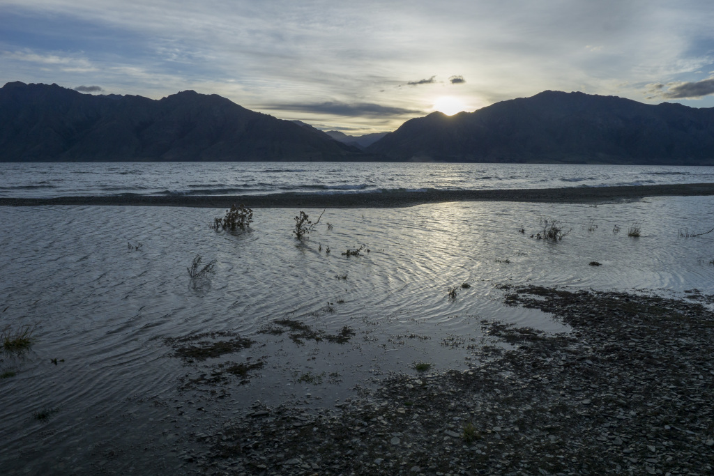 山水湖泊迷雾风景画
