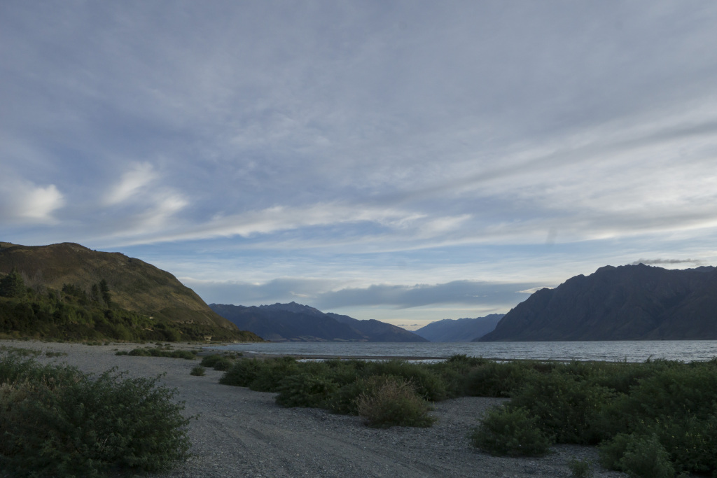 迷雾湖泊山水风景画