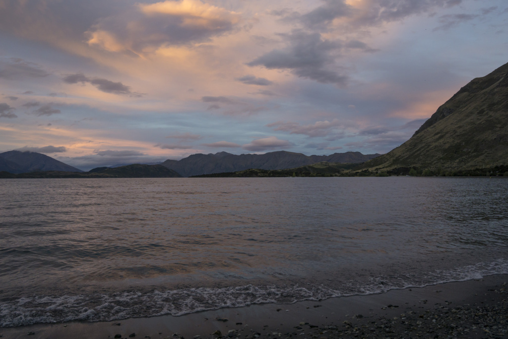 迷雾湖泊山水风景画