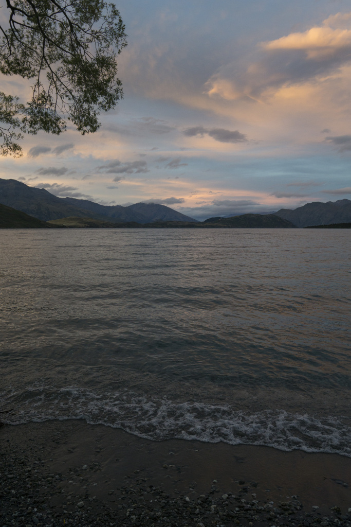 迷雾湖泊山水风景画