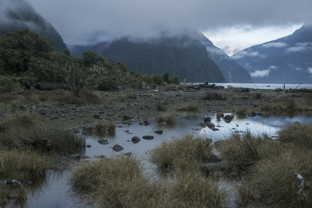 迷雾湖泊山水风景画
