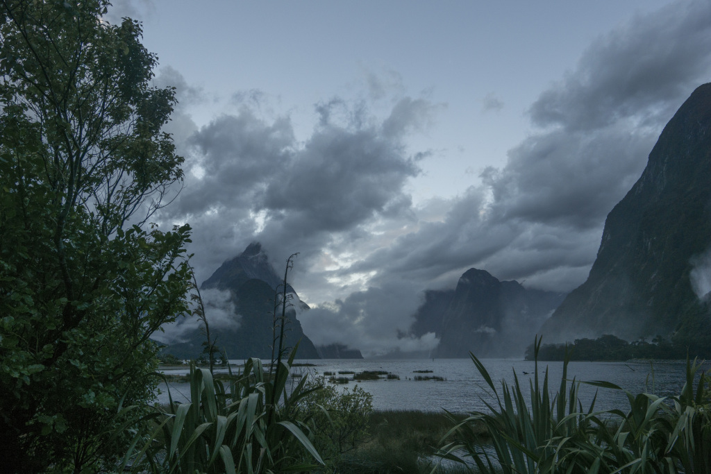 迷雾湖泊山峦美景图片